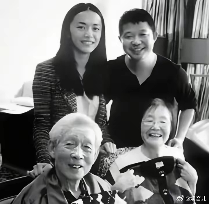曾经，新婚不久的姚晨和丈夫曹郁以及公公、婆婆的一张留影，曹郁的父亲曹西河是北京电