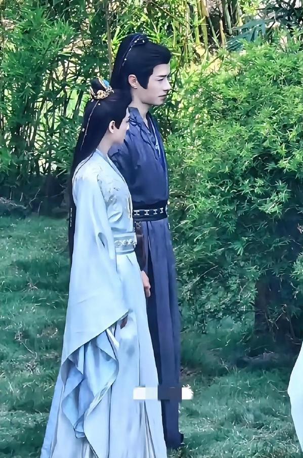 罗云熙官方身高177cm，但和184cm的方逸伦同框时，却像个小手办。新剧《水龙