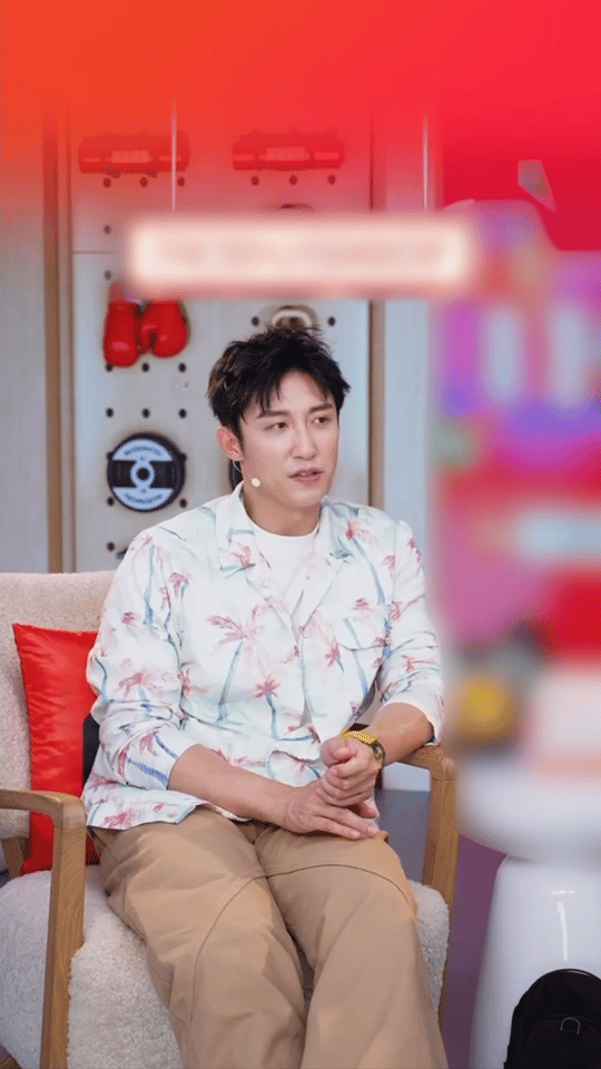 黄景瑜说白敬亭的肌肉很大现在就出发 想不到白敬亭的肌肉竟然这么壮！黄景瑜原本以为