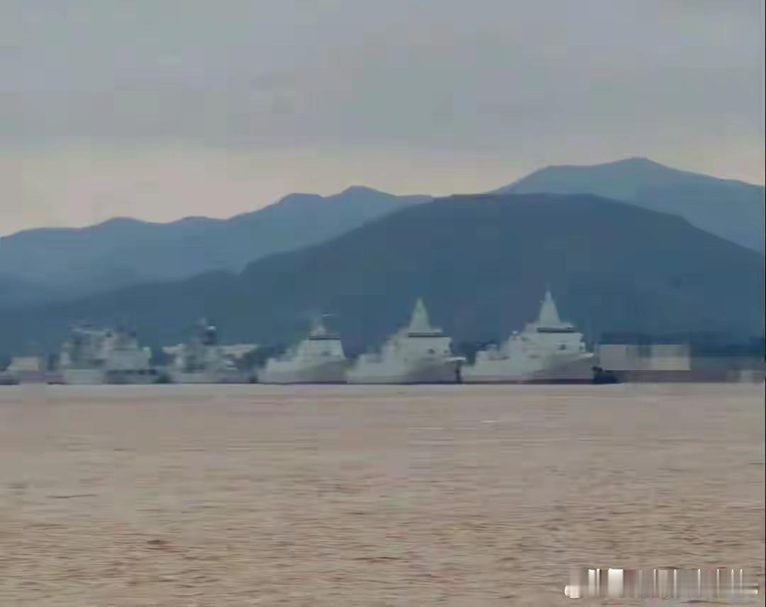 好消息扎堆！东海舰队喜提2艘055，福建舰舰载机阵容让美媒直呼压力山大
 
近期