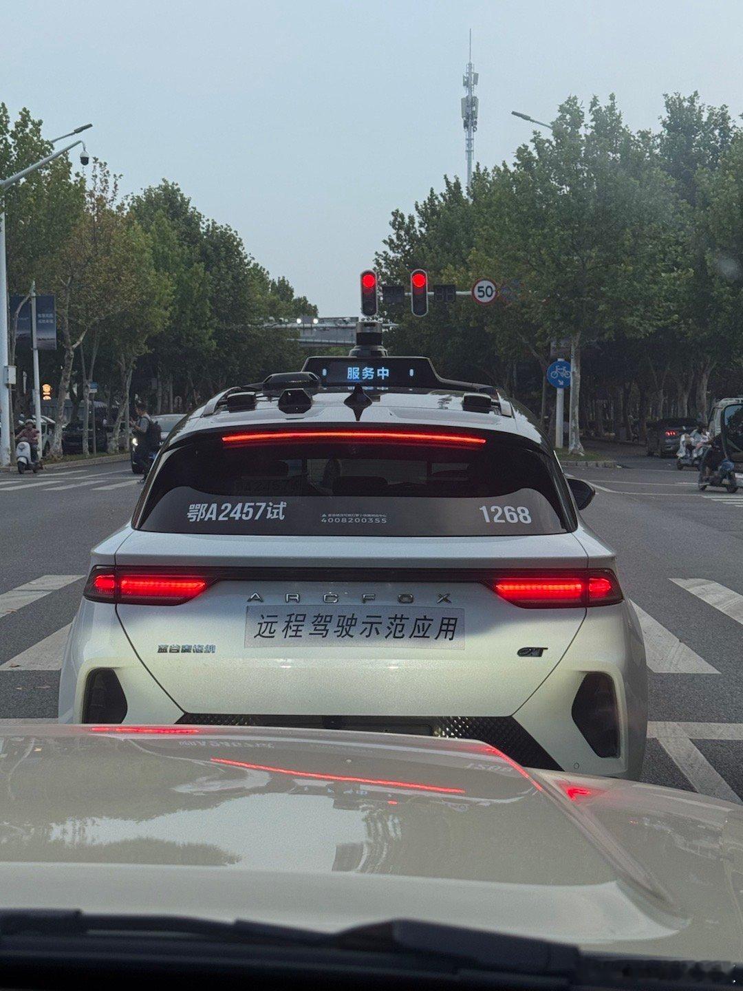 武汉真的是一个高级的地方 遍地都是无人出租车 ，但是他们说百分60的堵车都因为它