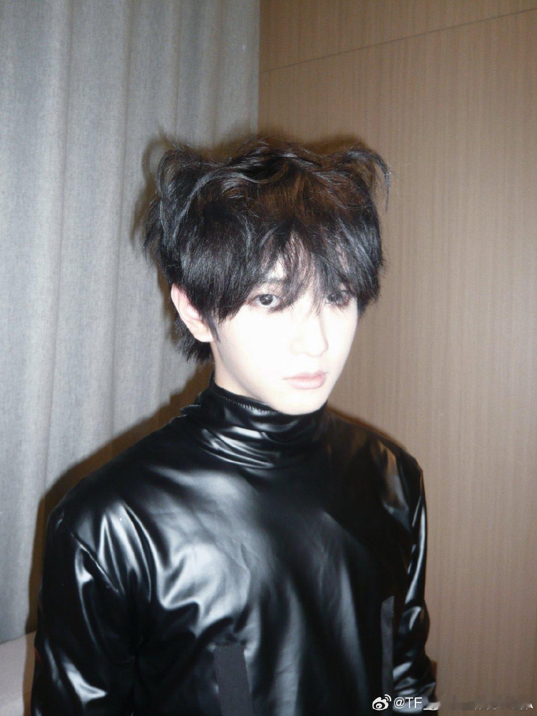 穆祉丞等你的回答穆祉丞铠甲勇士版等你的回答周五晚高疯花车巡游，穆祉丞铠甲勇士版等