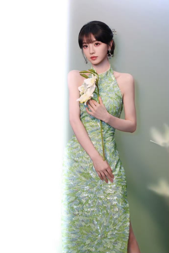 田曦薇绿色挂脖旗袍田曦薇 感觉适配更多风格，拥有更多无限可能 