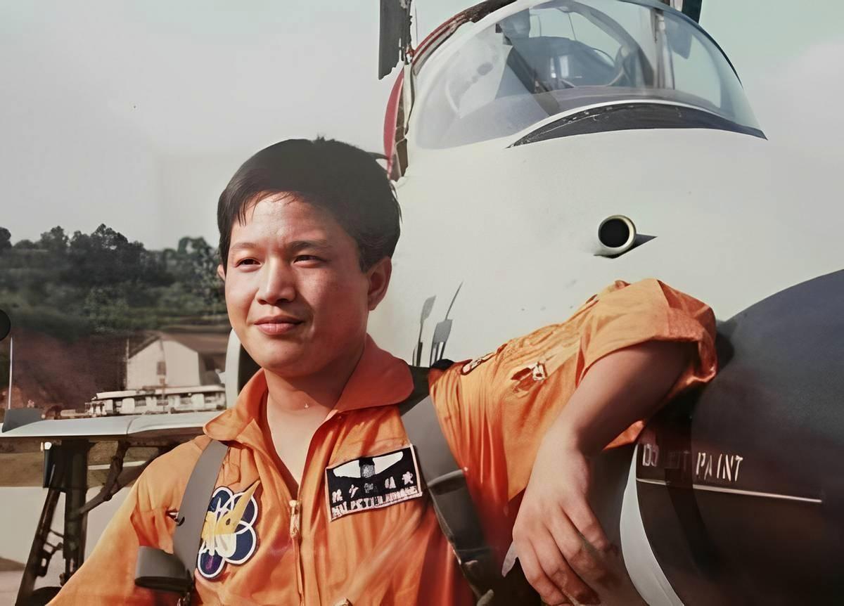 1981年，台湾空军考核官黄植诚驾机训练，后座飞行员突然打开暗舱盖，发现飞机正越