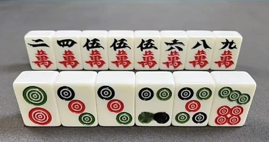 你算概率，她算人心。
昨晚捏着七饼和二万，我按概率要扔七饼。
我妈一把按住我的手