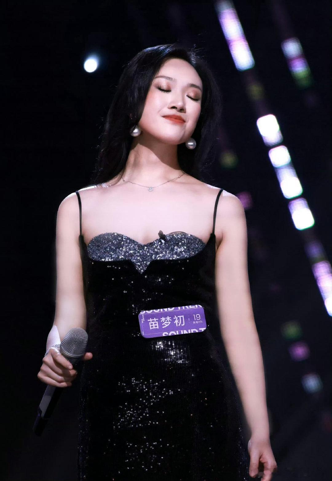 苗梦初反驳被评用力过猛声鸣远扬平衡混声有厚度，高音处理亮眼不刺耳，每一处细节都藏