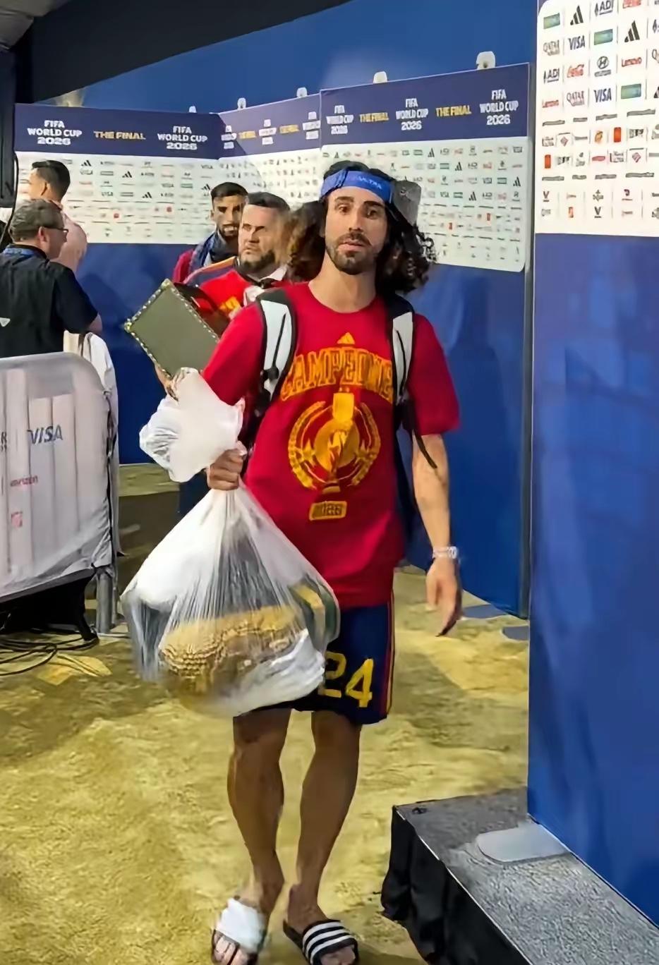 看到一张照片
随性的西班牙人
全世界球员梦寐以求的大力神杯
到了西班牙手里竟然如