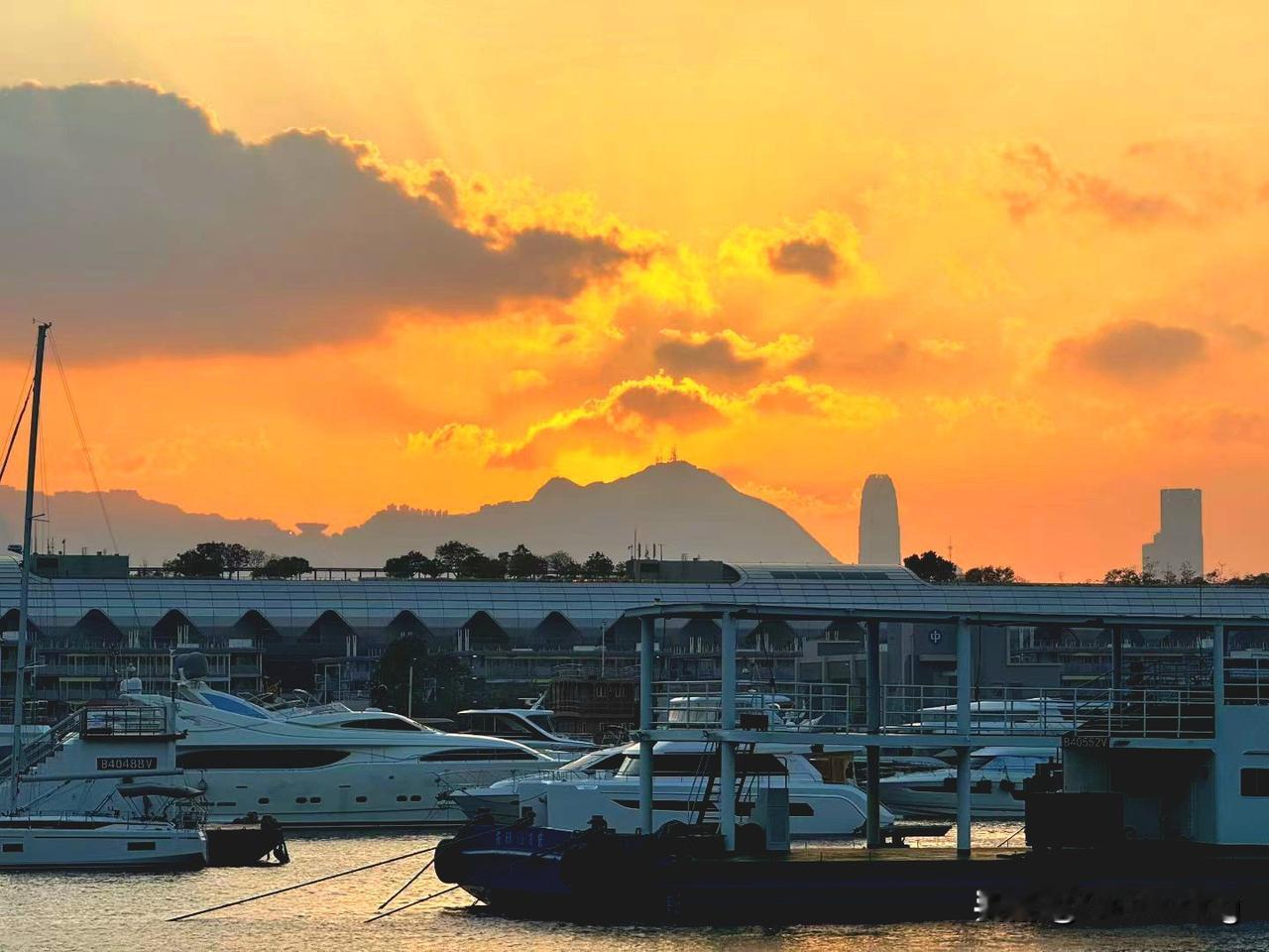 （昨天我发了与香港有关）
我谈到了香港的违法成本比较高，所以当地相对而言比较守规