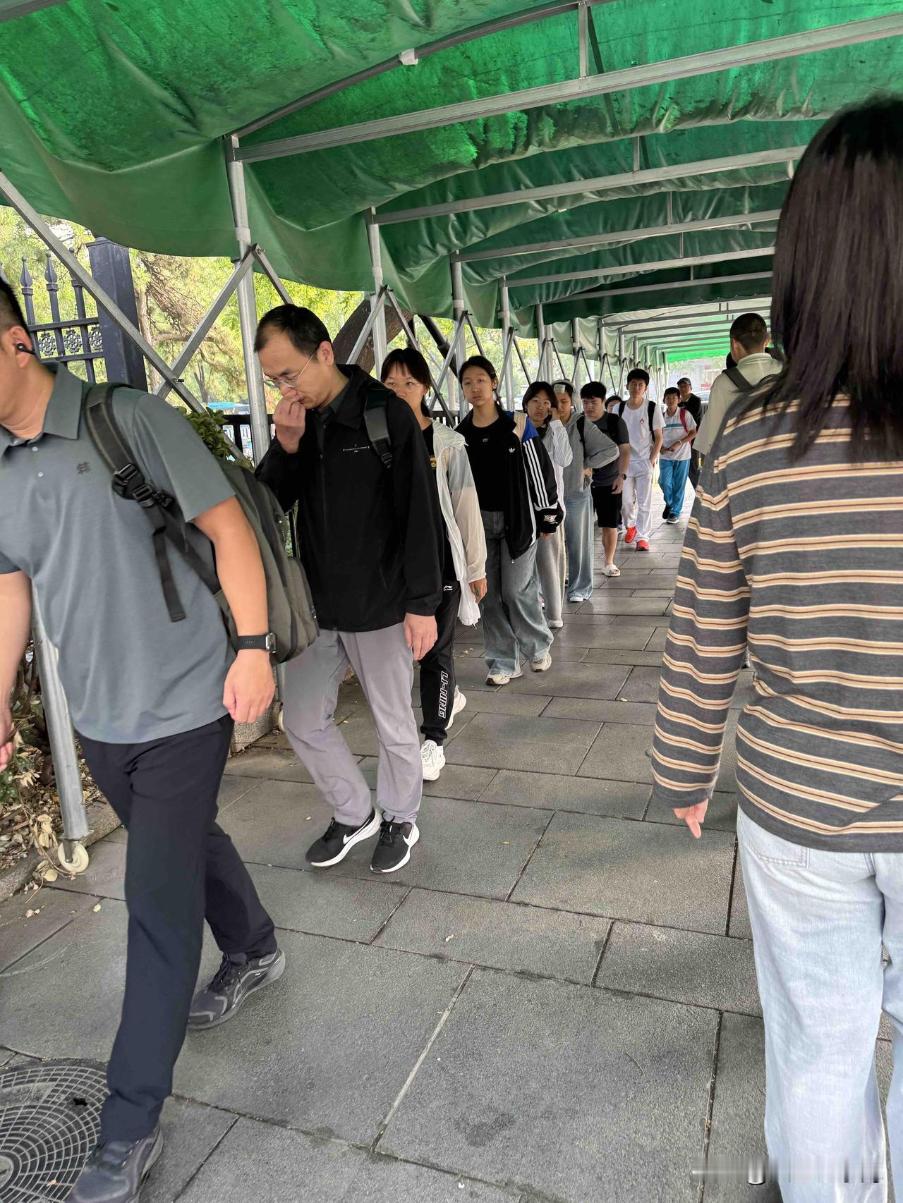 下图是进图书馆工作、读书、借书的人流。
我原来生活在五线小城，没有去过图书馆，也