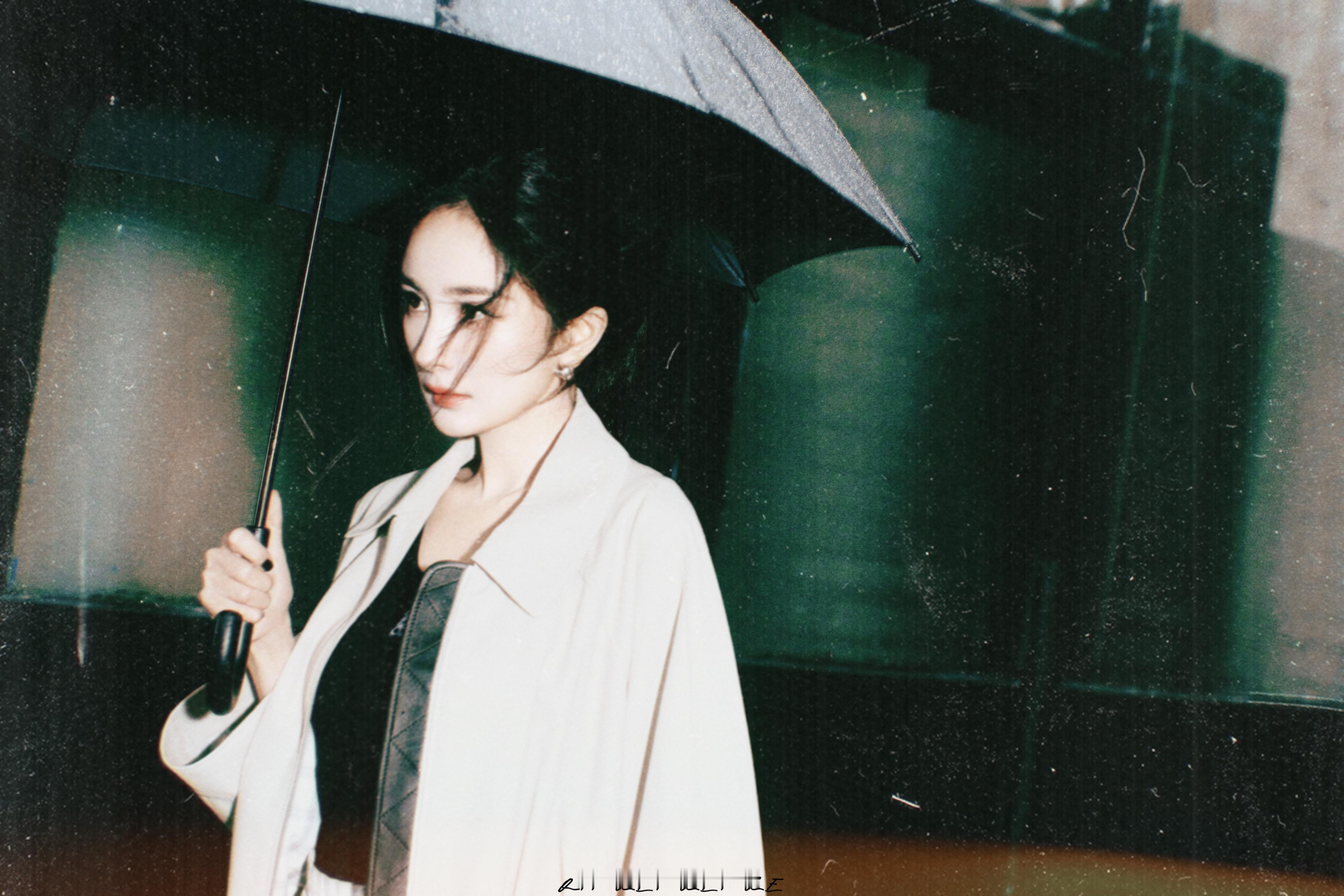 #杨幂巴黎雨中漫步#那就……ccd一下📸杨Boss回总部谈生意顺便看场自家大秀