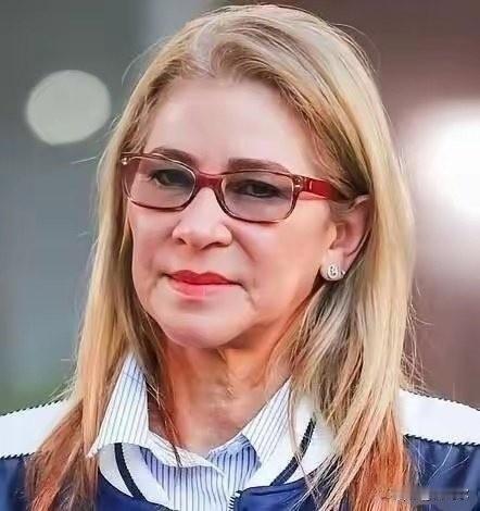 现场画面，马杜罗妻子——弗洛雷斯额头等身体部位有伤，右眼旁有淤青，起身时站立不稳