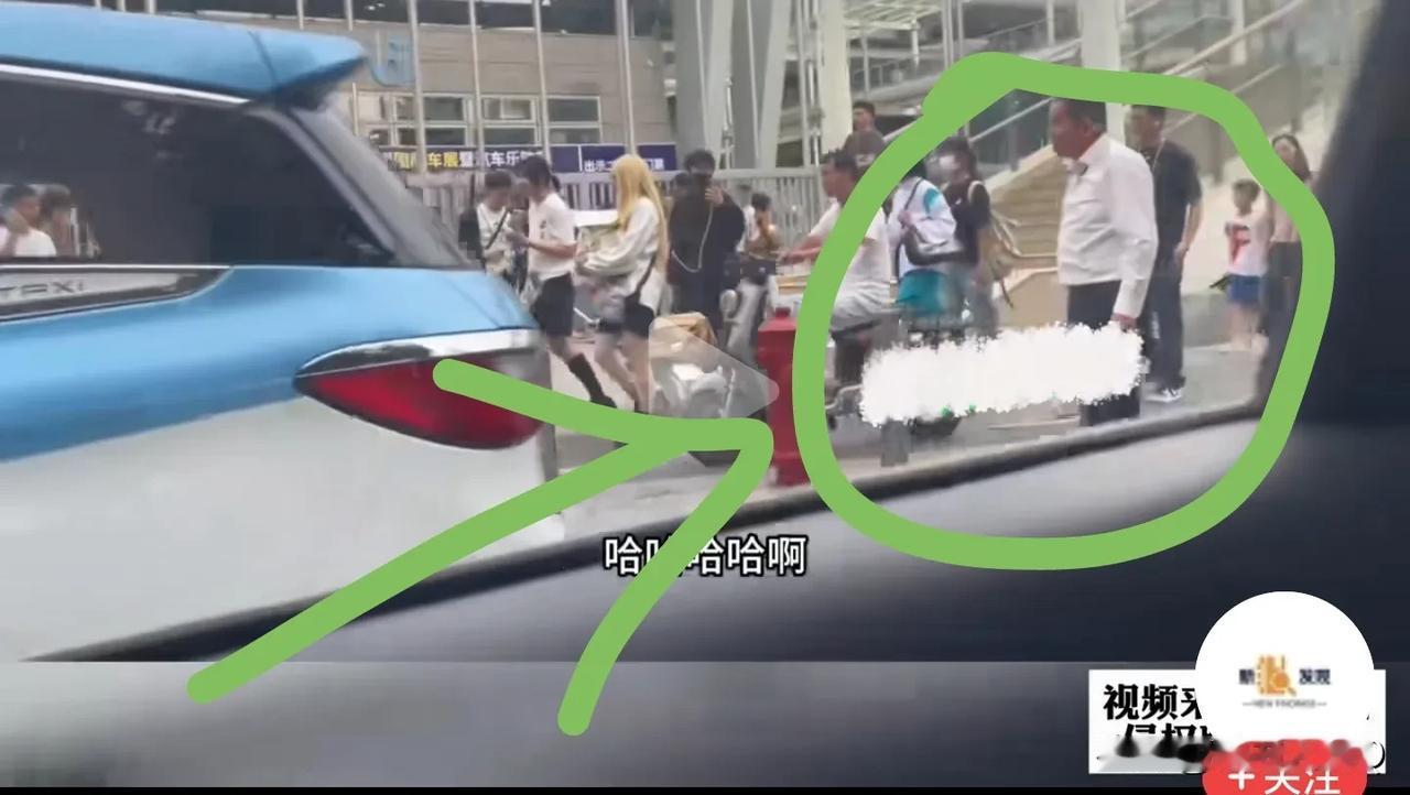 笑死我了，穿着西式衬衣裤子的大爷在街头指责cosplay的年轻人扮演外国人！感觉