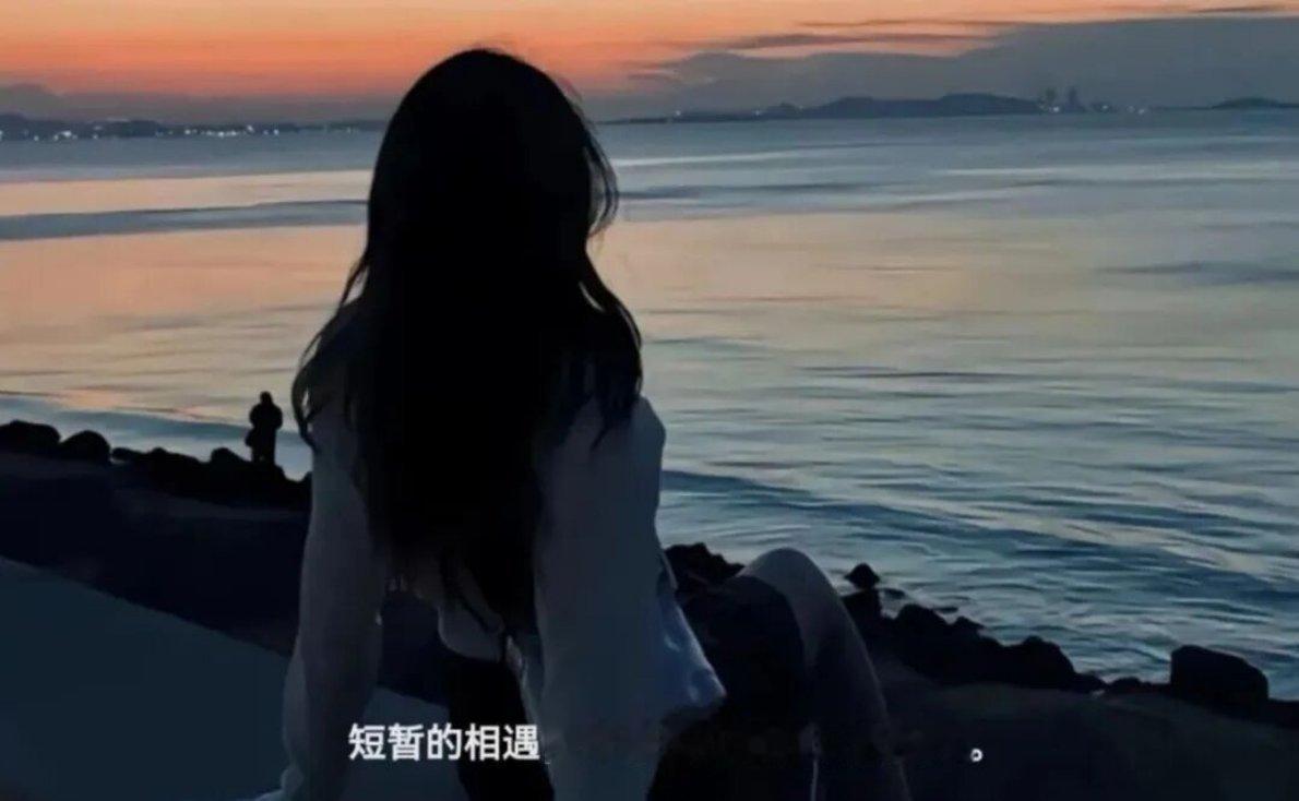 有些事说出来显得我不大度，但我确实不开心，如果你不懂我，那错的是我。 