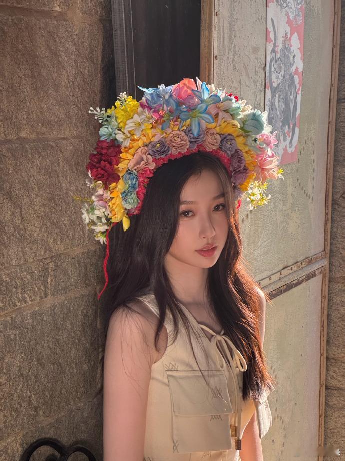 虞书欣解锁闽南簪花美学小林老师分享新鲜泉州簪花随拍，将满头浔埔繁花与黄昏大海巧妙