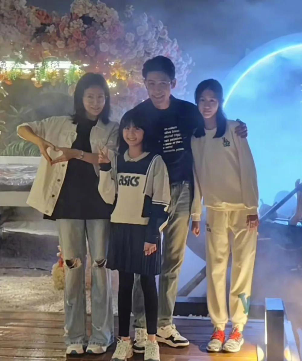 陆毅与妻子和女儿共度中秋，四口之家同框温馨合照！14岁的贝儿只比爸爸矮半个头，身