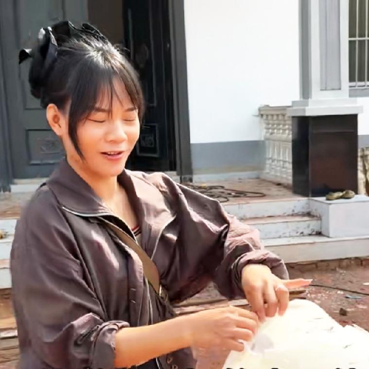 小陈终于醒悟了，在小梅的一再诉说下，小陈知道了大伯的好，小梅看着大伯，感觉看到了