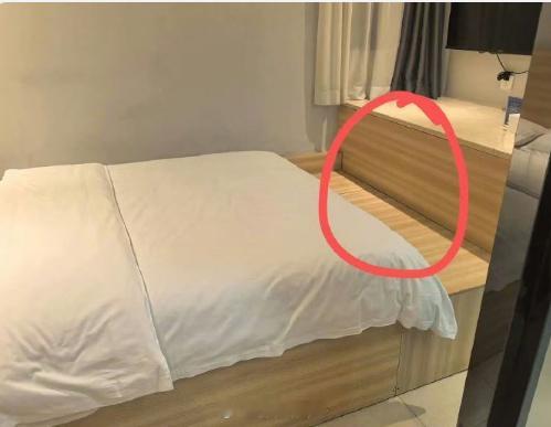 女子酒店一丝不挂被开房门【消杀员错开武汉一酒店房门 ，未穿衣女子隐私泄露】5月1