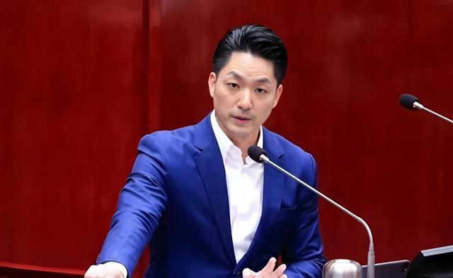 双重闹剧上演！绿营疯狂围堵蒋万安，台当局阻挠两岸正常交流，乱象引全网热议
 
台