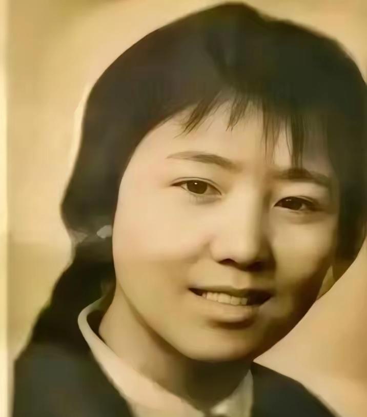 1972年，泥瓦匠张复生迎娶了女知青乔献华。新婚夜，他发现妻子的腰很粗，面对他的