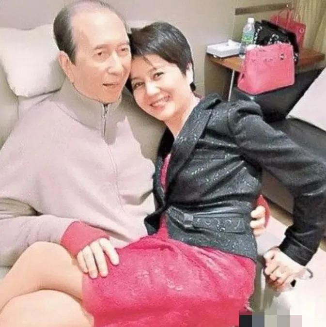 1986年，65岁的何鸿燊对26岁的梁安琪说“只要你愿意做我的四太太，我每个月给