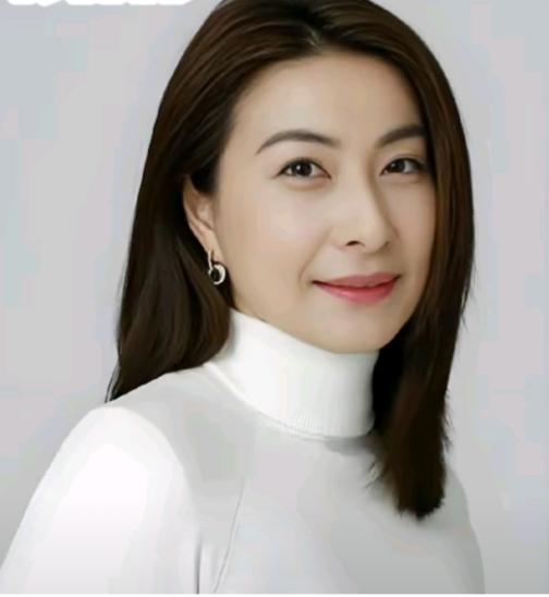 要说旺夫的女人，大概就是郭晶晶这样子的。

面若银盘，自带财气与福气，眉眼弯弯，