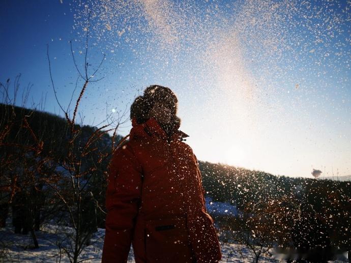 何浩楠看到雪belike  何浩楠南方人看雪belike 从他对雪的探索精神，能