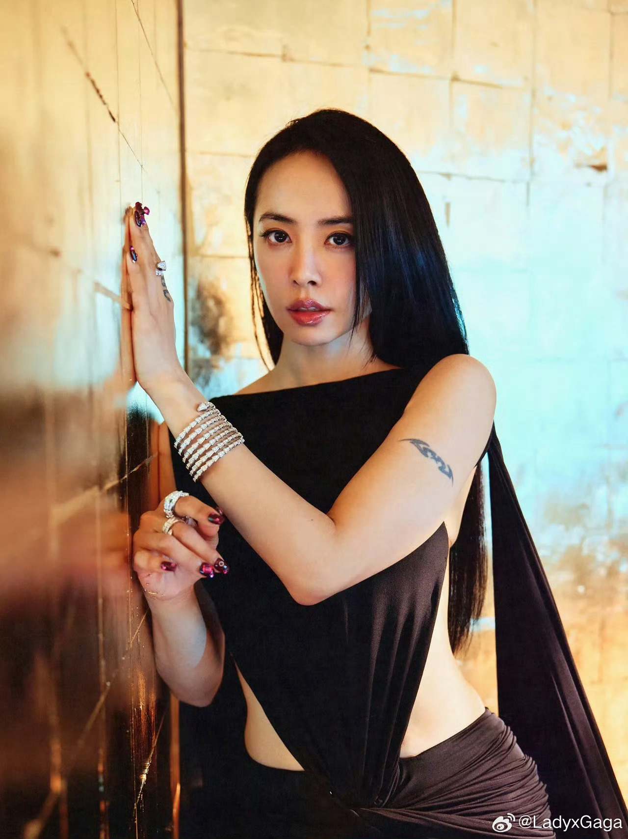 蔡依林亮相金曲奖造型大片，身穿巴黎世家2026秋冬系列超季礼服，佩戴宝格丽高级珠