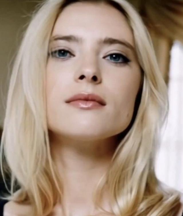 一位名叫伊莎贝尔的漂亮法国女孩在社交平台上发文，称她是一名拥有欧洲血统的法国女性