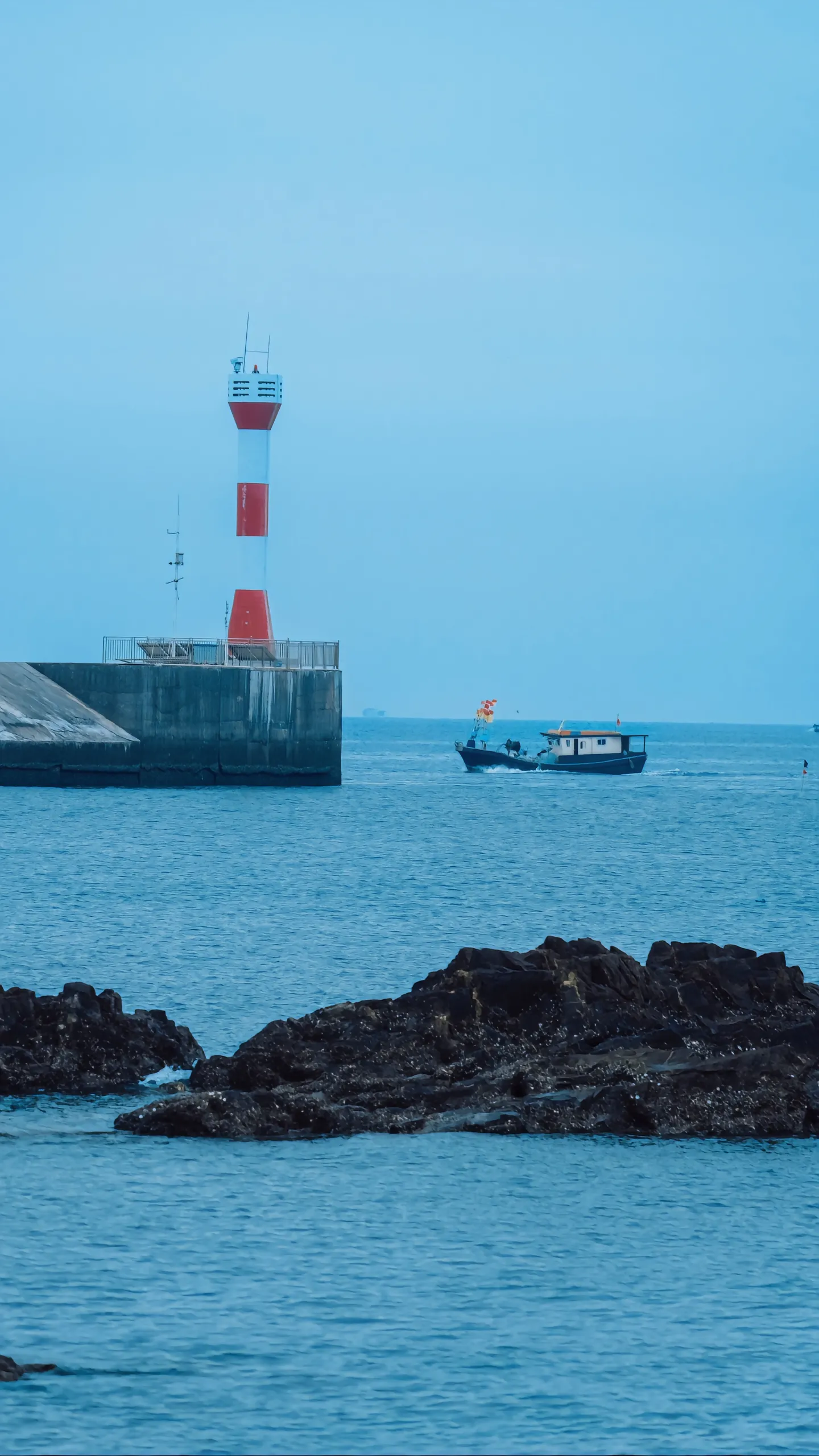 这里不是天荒地老，这是北海海枯石烂。🌊北海有个很热门的打卡地！
你不能错过的是叫海枯石烂的地方！😍在热闹尽头的西边转角处有座灯塔，站在转角向北方看去，那里有一片美丽的沙滩！🏖️这里还有一个蓝色的灯塔和一个红色的灯塔，分别在东西方向，很好拍照！ 
还有很多大量的船只停放在这里，真是壮观啊！🚢这里还有很多人在这里拍婚纱照写真哦！而且冠头岭沙滩附近还有很多吃的地方，你可以买矿泉水、烤肠、椰汁、海鲜特产等。 
😋在这里建议游玩一个小时左右，不会让你失望！冬天的海也别有一番神秘感哦！❄️这种意境说不上来，你得亲自感受一下！ 
关于路线，记住这个顺序：海景大道 → 海枯石烂 → 转角处灯塔 → 冠头岭海滩。不要误导航成“冠头岭灯塔”，先去海枯石烂准没错！这段路大部分是在乱石堆上走，记得穿合适的鞋子，尽量从石头上走，靠近海的一些石头可能会滑哦！🚶 
📍地址：导航北海海枯石烂 （冠头岭海滩）
🎫全程无门票也无需预约！🎉所以你可以随时来这里享受海边的美景！
