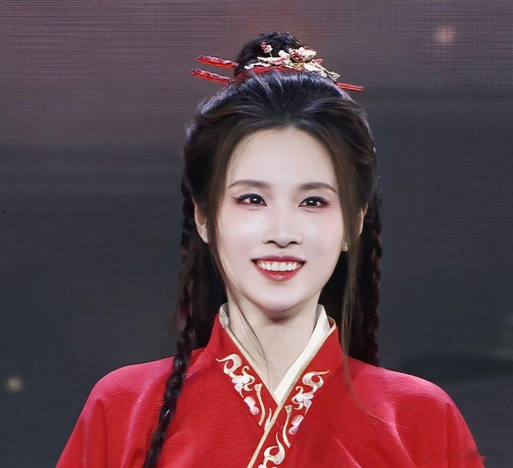 张慧雯在绍兴美成画中人了绍兴的烟火古韵，遇上自带国风气质的张慧雯。身姿优雅，眉眼