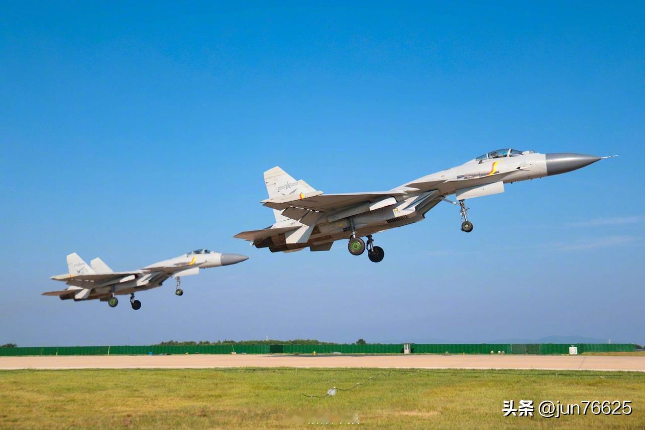 近日，海军航空大学某团开展飞行训练。数架战机呼啸升空，飞赴目标空域，先后完成战术