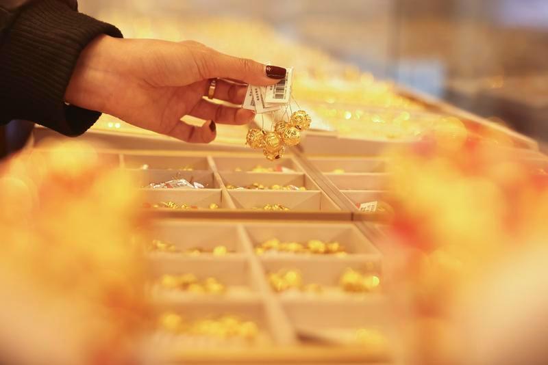 深圳水贝金价暴跌市民扎堆买金这两天的金价堪称“刺激过山车”，深圳水贝金店的场景更