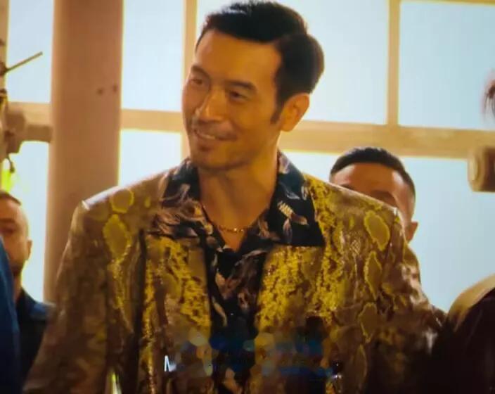 这是老纪吗😨
虽然镜头不多 还演技还可以哈 一出场那身板子看着就像模特#再见爱
