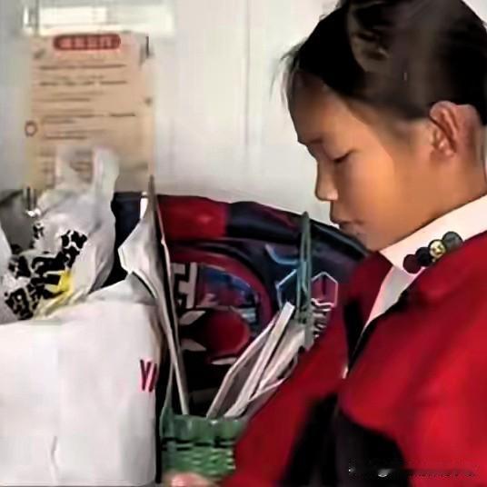 贵州一男子哥嫂双亡后，他纠结要不要接侄女回家，妻子一句话让全网破防！
 
哥嫂半