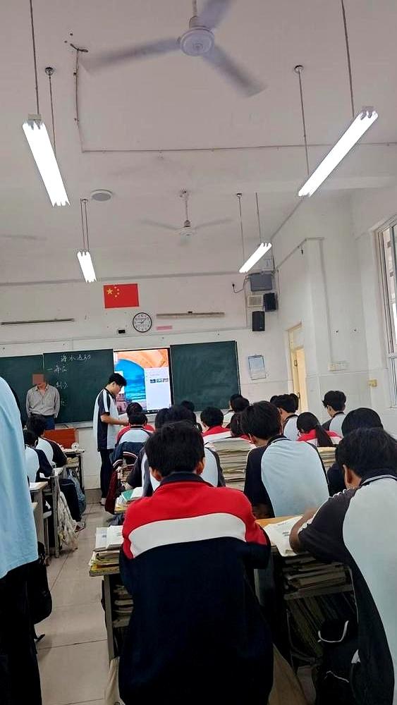 中考730分，及格线才438。
我家那小子当年580多，正好卡在所谓中等线上，心