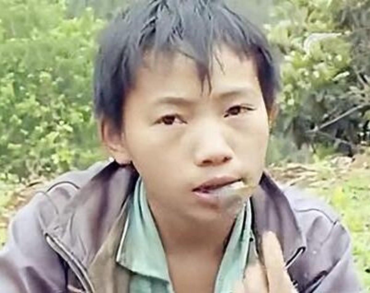 “太扎心了！”2006年，广西6岁男孩父亲意外去世，母亲改嫁他人，他靠吃野草为生