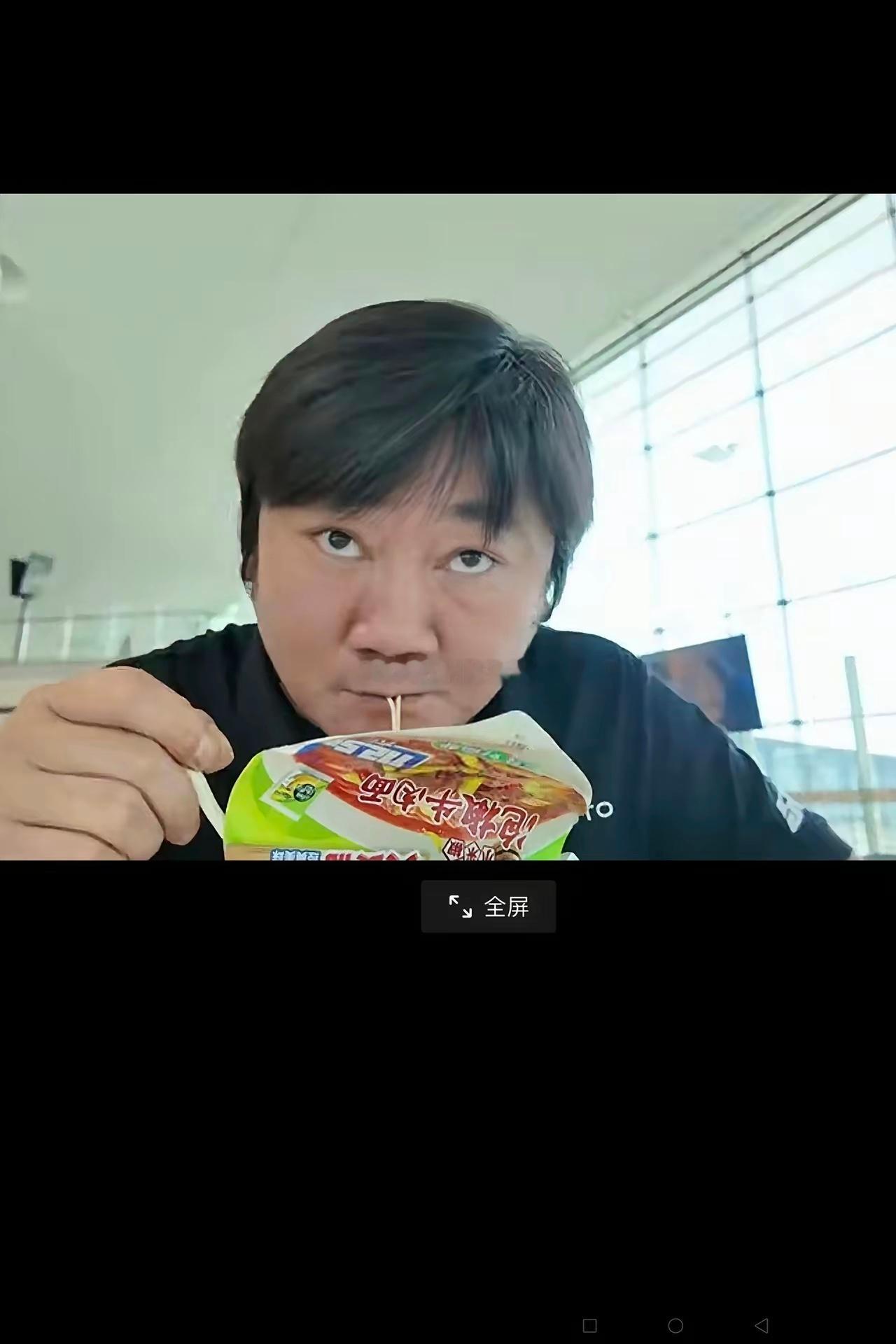 大家看看：张雪有多节省！近日，“张雪机车”创始人张雪乘飞机去外地开会，有三个小细