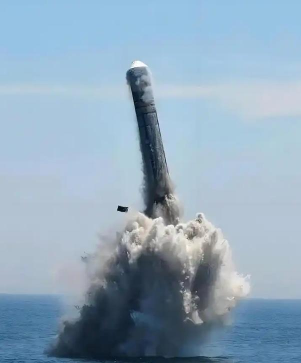 快讯！快讯！
7月6日中午，中国解放军海军一艘战略核潜艇向太平洋公海发射潜射战略
