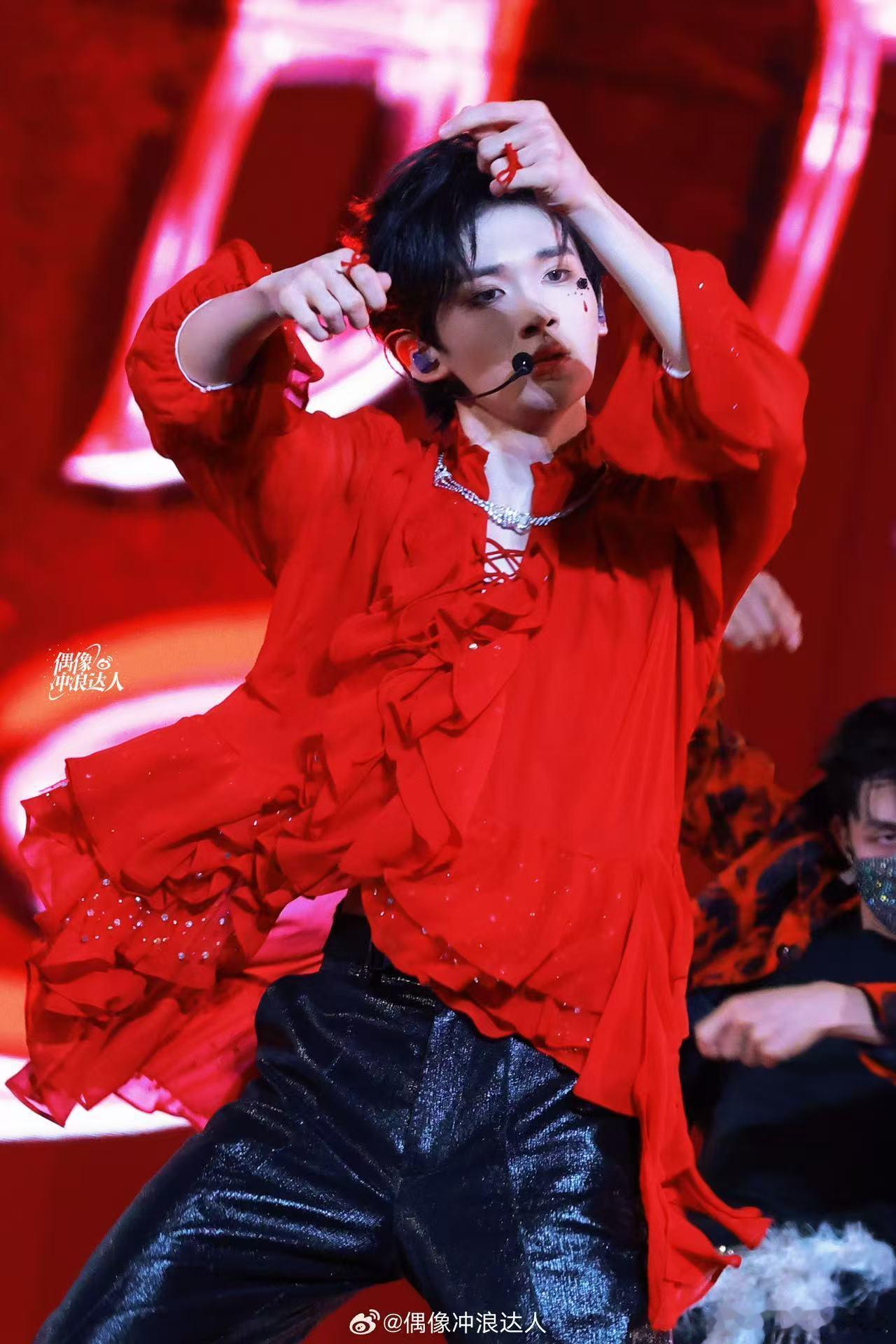 余宇涵一天灵珠一天魔丸 余宇涵的舞台反差太有看点了，蓝衣造型仙气飘飘，红衣造型动