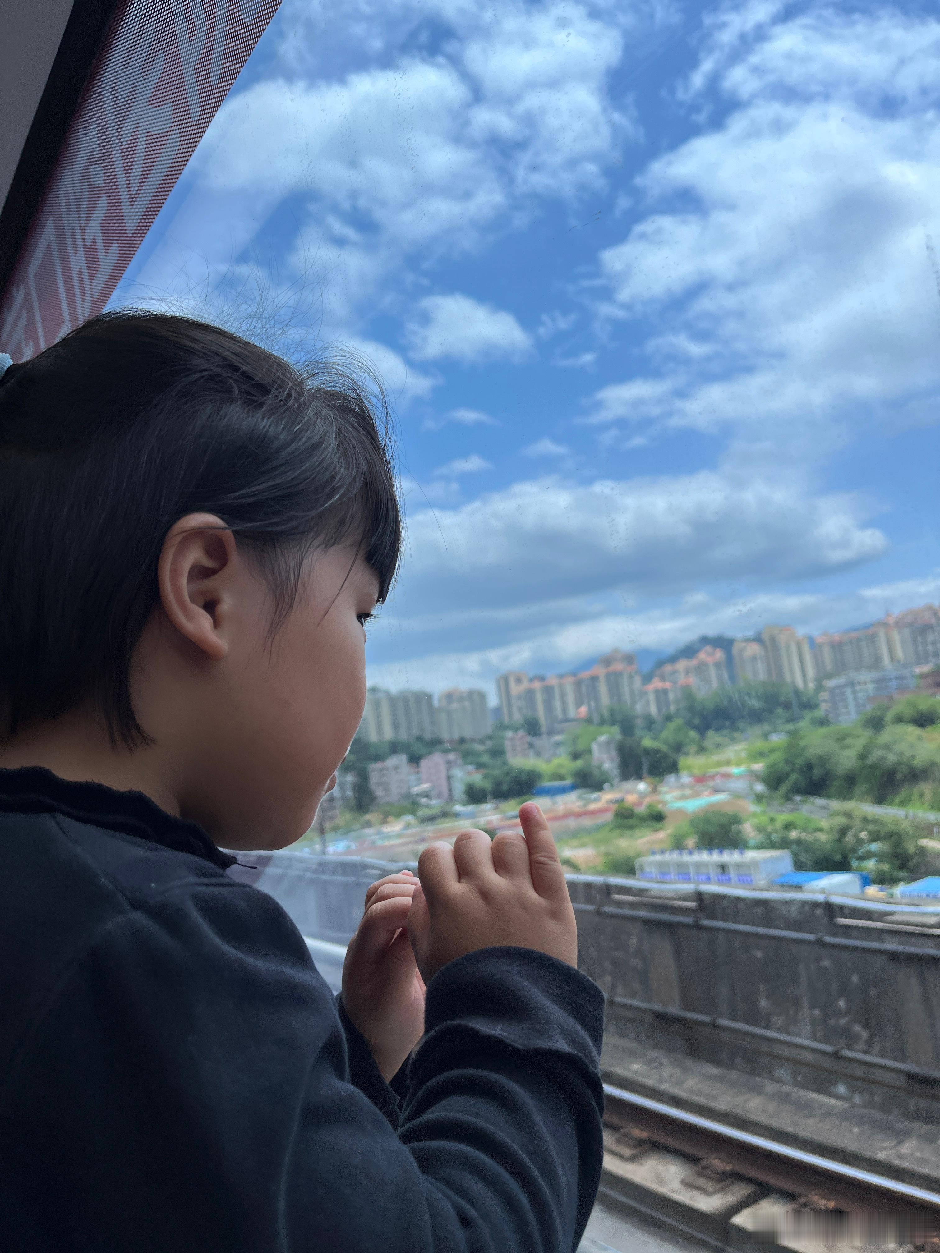 柠宝一直在问什么时候到，是不是一分钟，两分钟，3分钟就到。叫她看窗在的风景，很快
