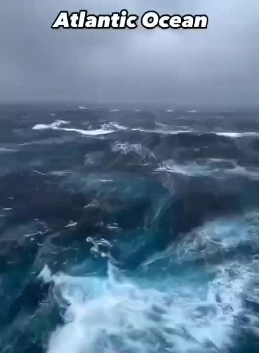 有人说我什么大风大浪没见过，这个你真没见过。真正的深海其实就是这样的，海浪很大，