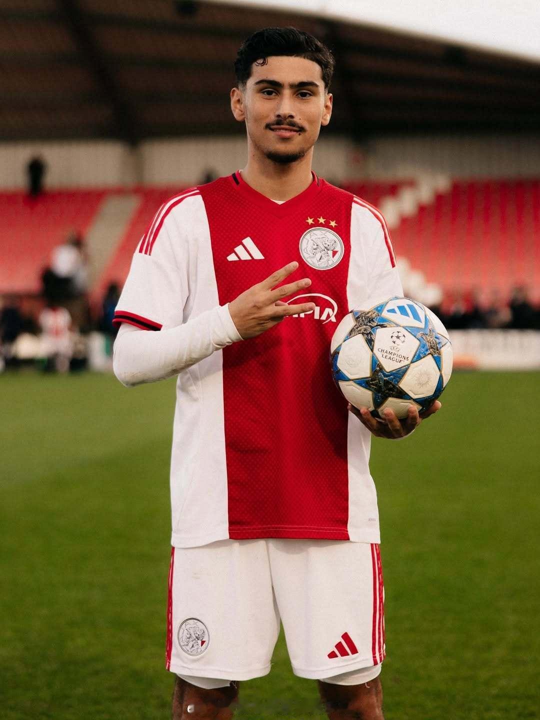 先声夺人👀今日稍早开始的青年欧冠比赛中，阿贾克斯U19以7-2的比分战胜加拉塔