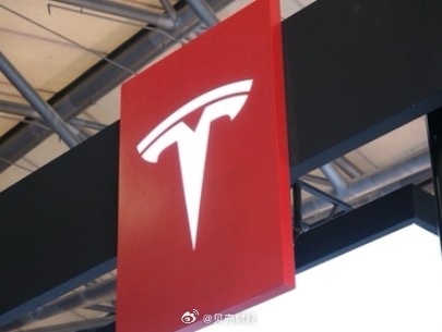 【特斯拉AI语音功能将上线 】据网信上海消息，4月21日，上海新增1款已完成备案