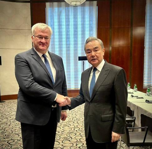 联合早报今天报道：“乌克兰外交部长西比加说，他在慕尼黑安全会议上会见了中国外长王