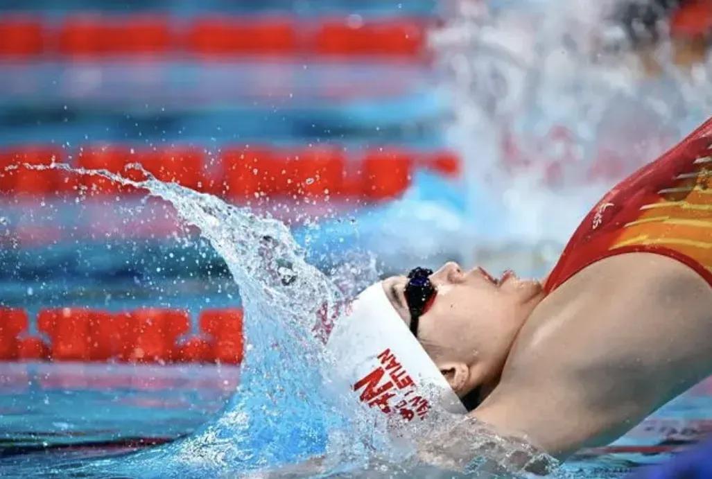仰泳皇后出现!江西女孩再拿下游泳冠军!100米、50米都是冠军。以后可以去北大读