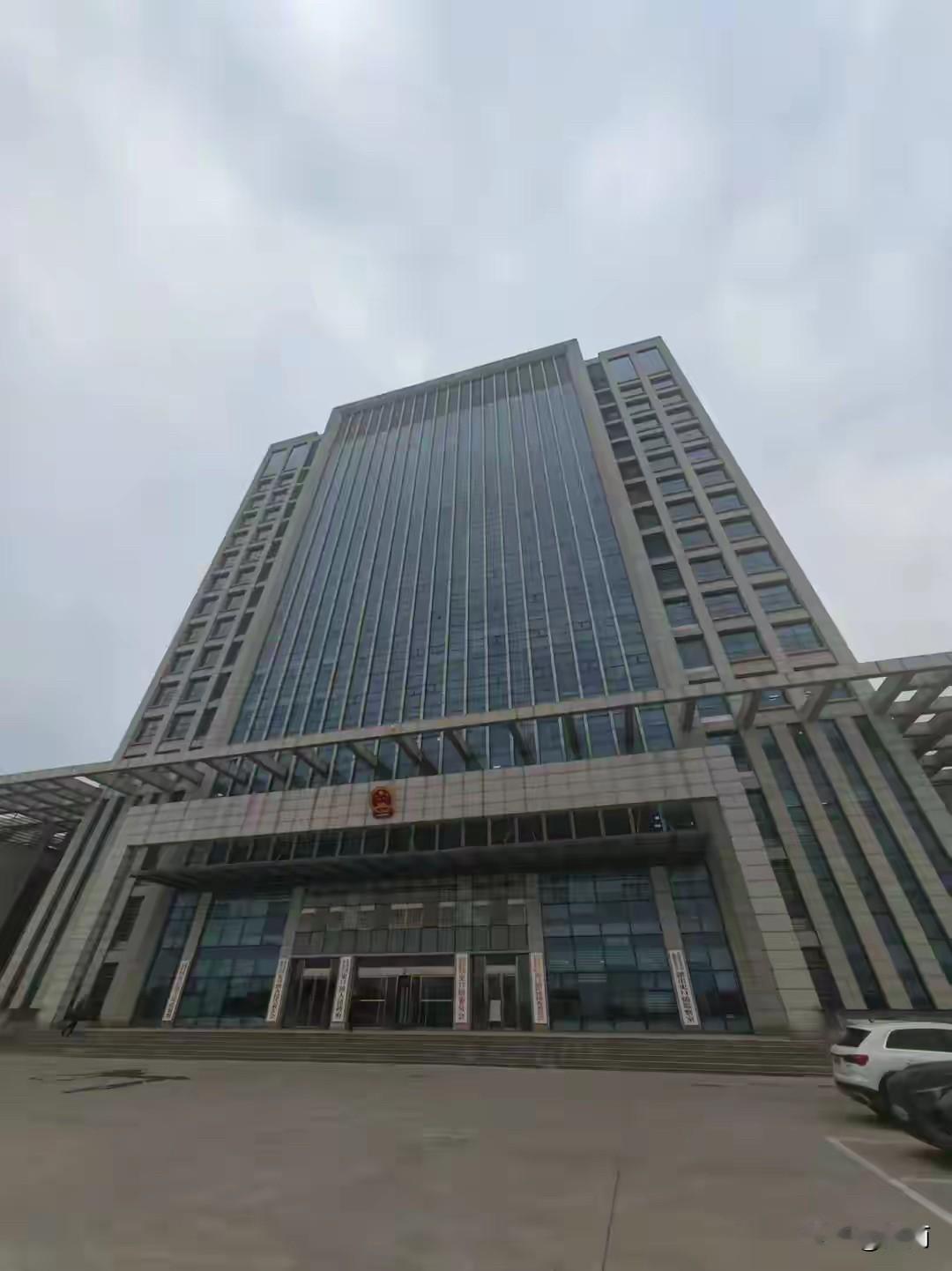 “解释清楚了”！有网友拍的山东东营史口镇政府办公楼。18层的办公大楼，外面是玻璃