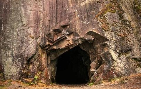 1984年，有一位男子想要练武功，就带上了工具去爬一个据说藏有武功秘籍的山洞。他