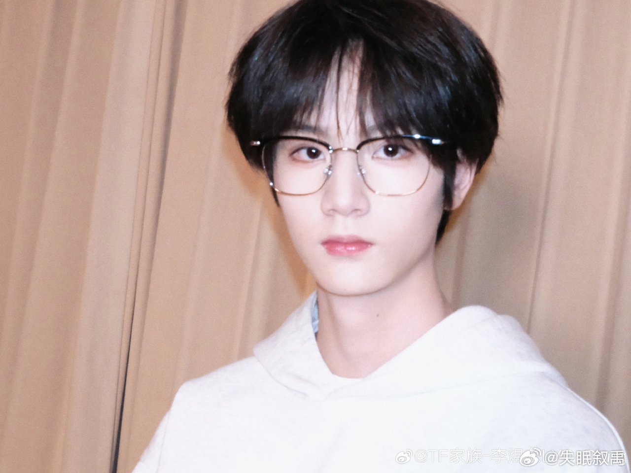 李煜东戴眼镜精致又帅气，温柔又专注，今天也是为李煜东疯狂心动的一天！ 