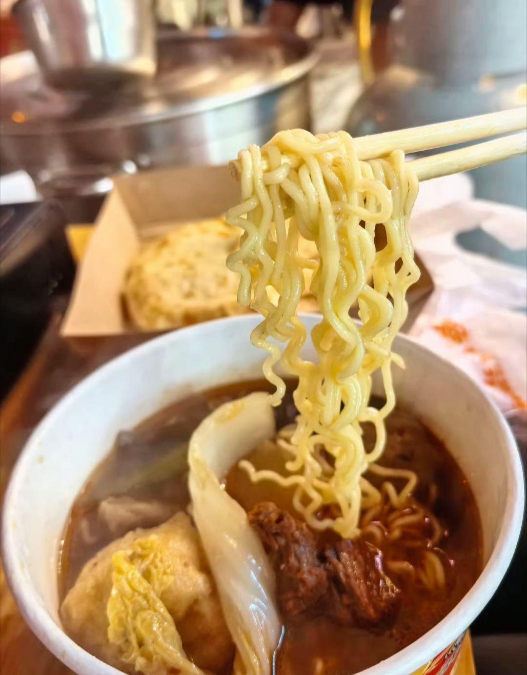 🍜面条在汤里打了个滚，裹着肉香爬上筷子～ 热气腾腾是人间小确幸啊！