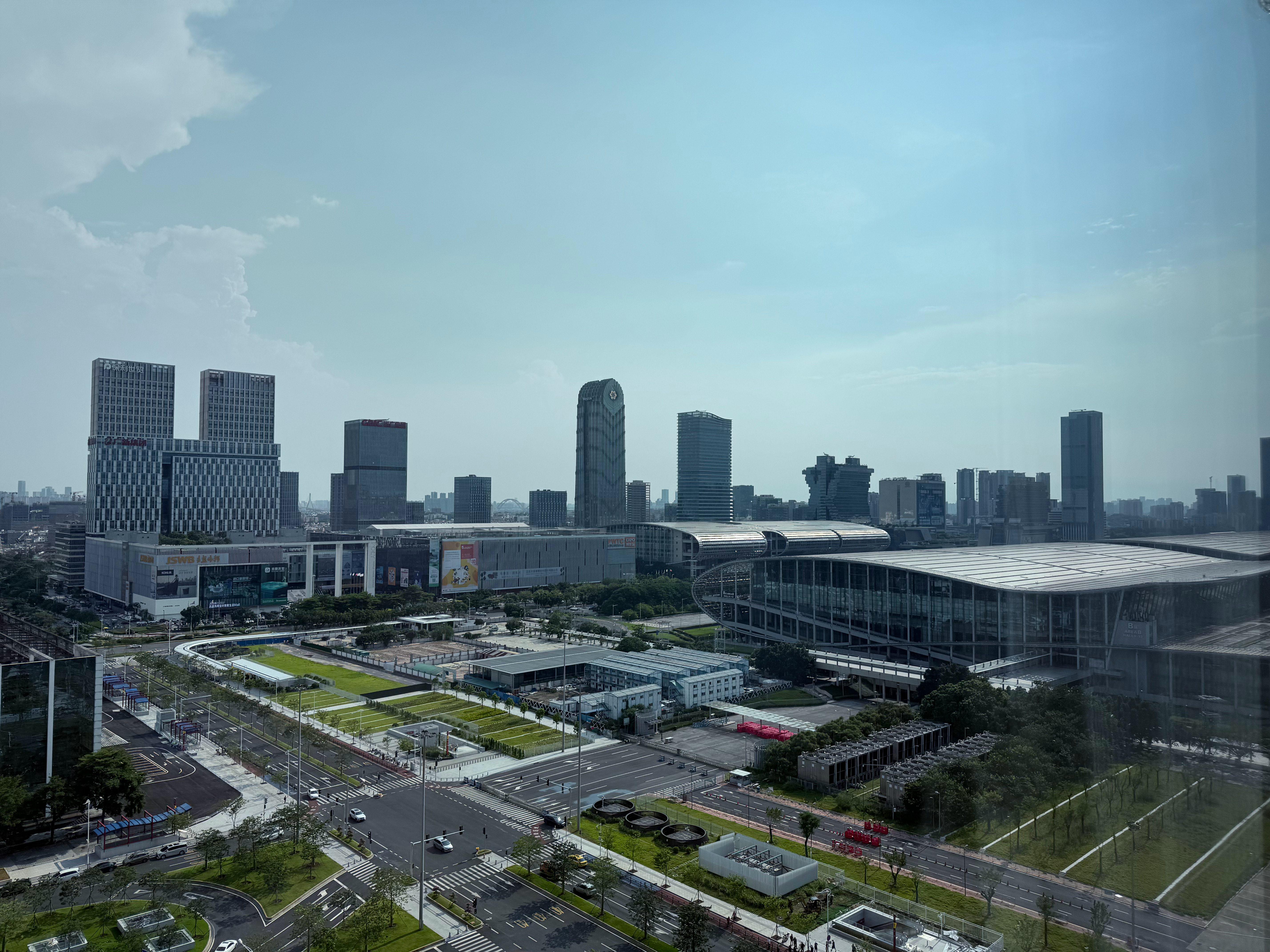 来广州看全新小鹏P7了～这次安排在珠江边上，窗外风景很不错视野很开阔。而且这次的